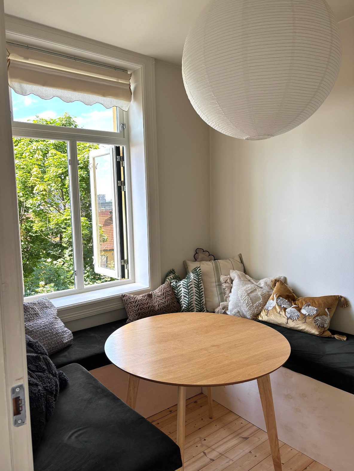 Spisekrok med plassbygget benk med mulighet for lagring under